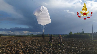 Fano – Salvato paracadutista rimasto impigliato nei cavi dell’alta tensione